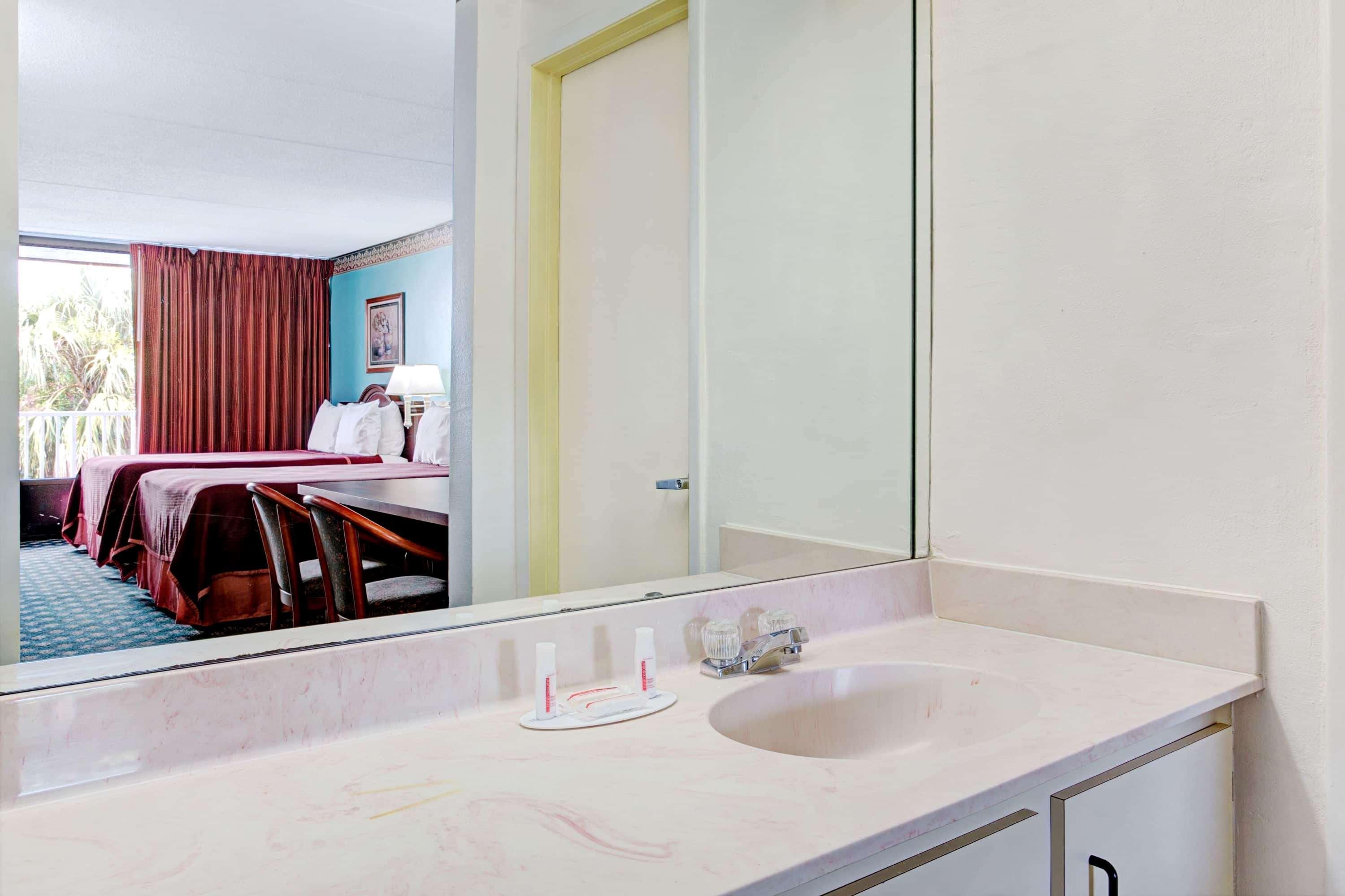 Howard Johnson By Wyndham Clearwater - Dunedin Bagian luar foto