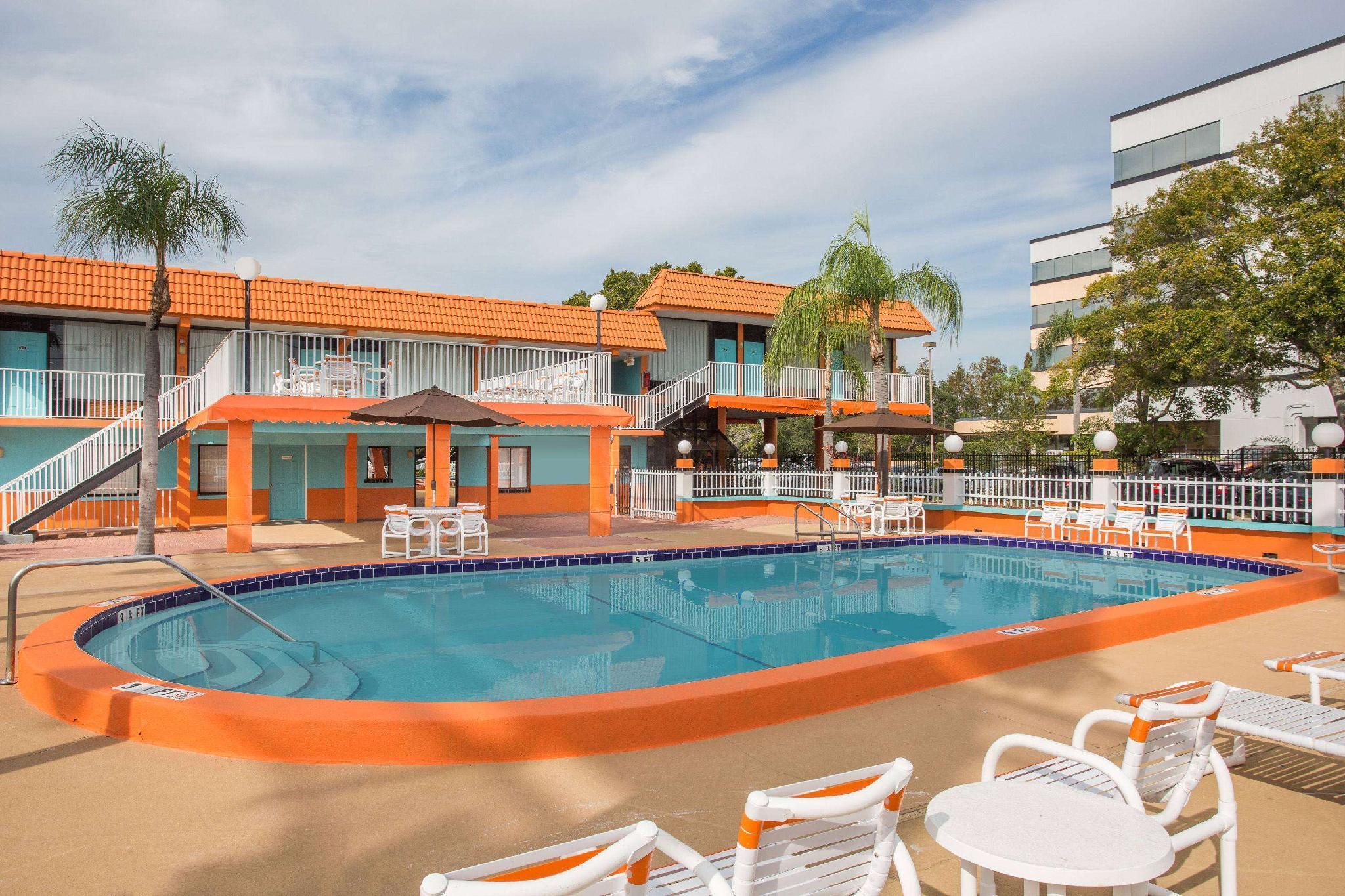 Howard Johnson By Wyndham Clearwater - Dunedin Bagian luar foto