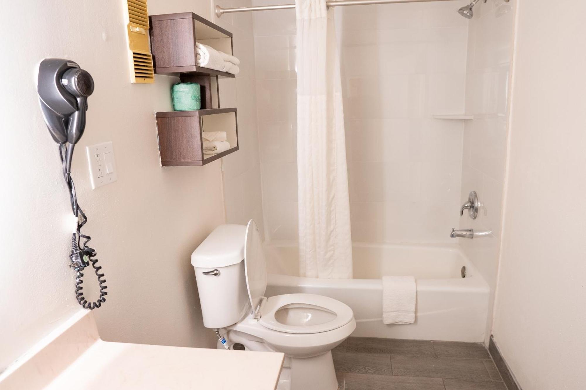 Howard Johnson By Wyndham Clearwater - Dunedin Bagian luar foto