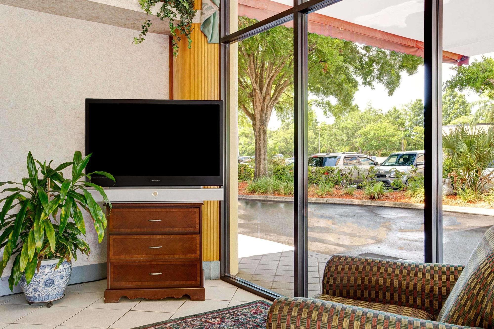 Howard Johnson By Wyndham Clearwater - Dunedin Bagian luar foto