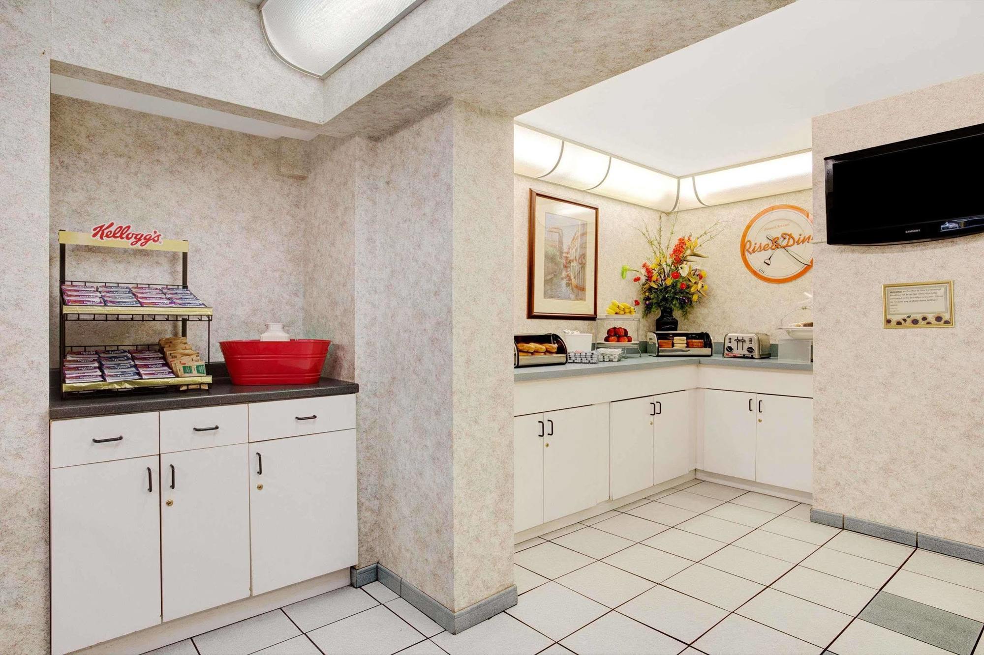 Howard Johnson By Wyndham Clearwater - Dunedin Bagian luar foto