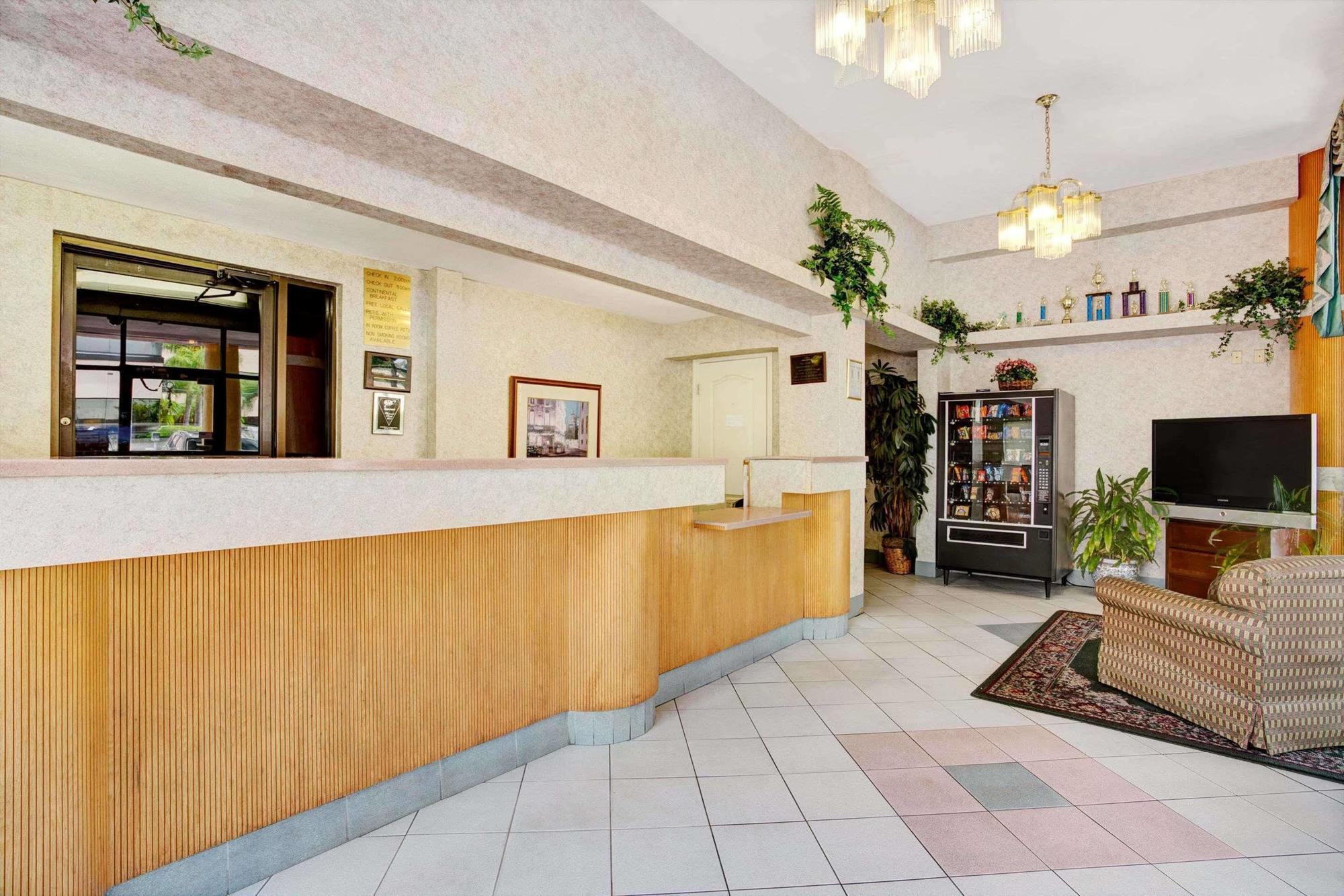 Howard Johnson By Wyndham Clearwater - Dunedin Bagian luar foto