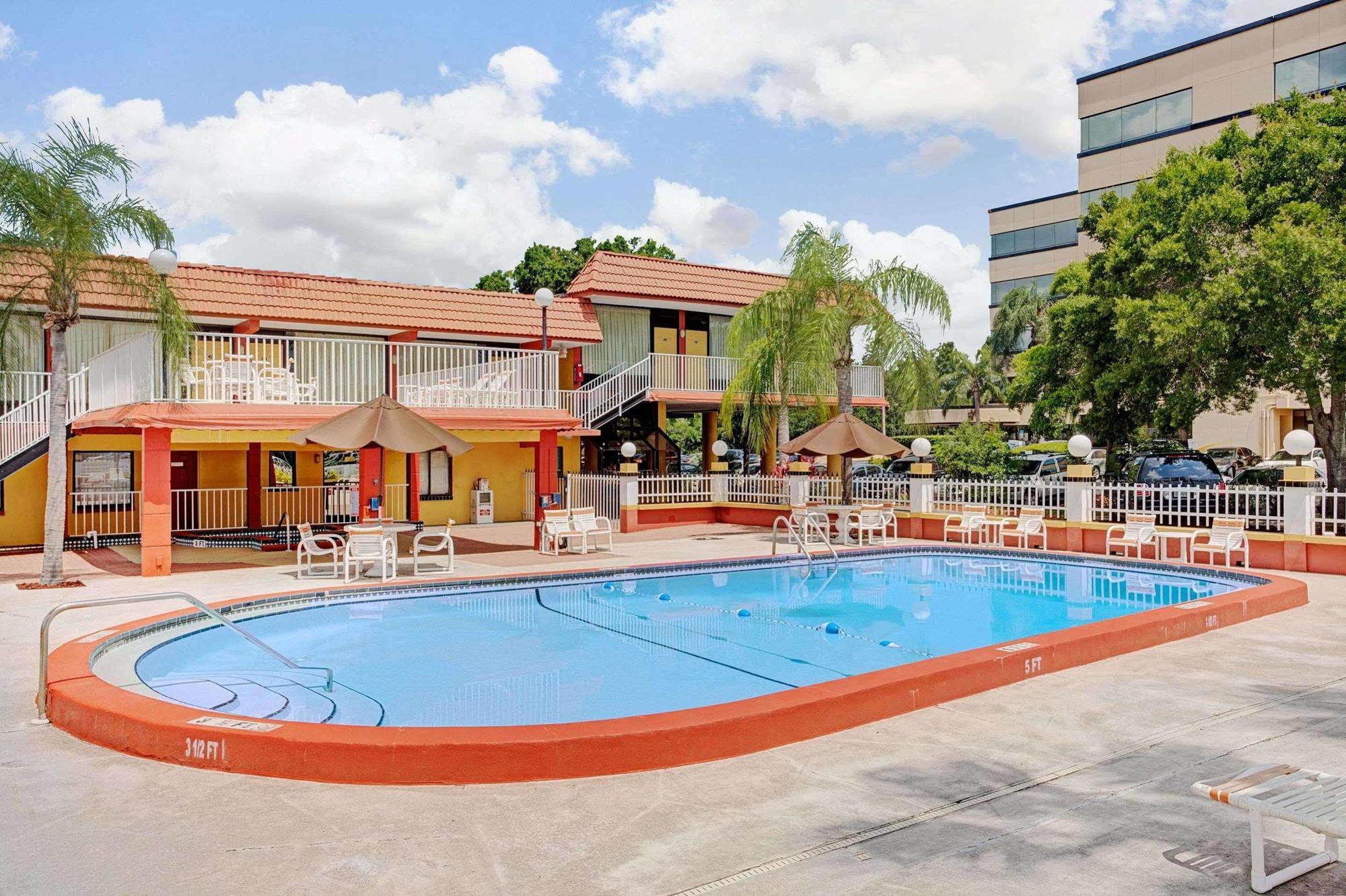 Howard Johnson By Wyndham Clearwater - Dunedin Bagian luar foto